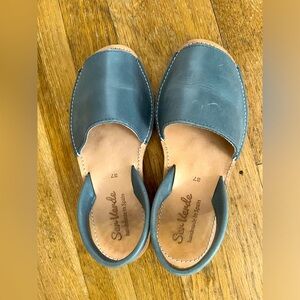 Ser Verde brand Spanish open toe flat